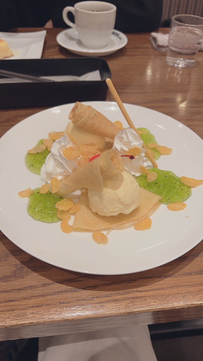 キウイ味のクレープ🥝
初めて食べたけど美味しかった😋
酸味があってさっぱり系だね👍