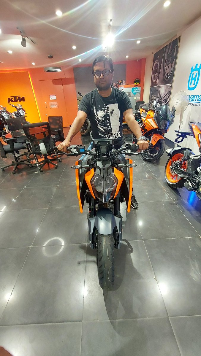 sk_2386's tweet image. All about evening! 😎
Tested @India_KTM #Duke390 Amazing machine
Free spirited high revving engine🔥😎👌🏽
Checked the quirky @Hqv_Motorcycles #Svartpilen401 👌🏽
 Some chats &amp;amp; ಬಿಸಿ ಬಿಸಿ ಬೆಲ್ಲದ ಕಾಫಿ at #Hattikaapi
#Filtercoffee 
#SaturdayVibes