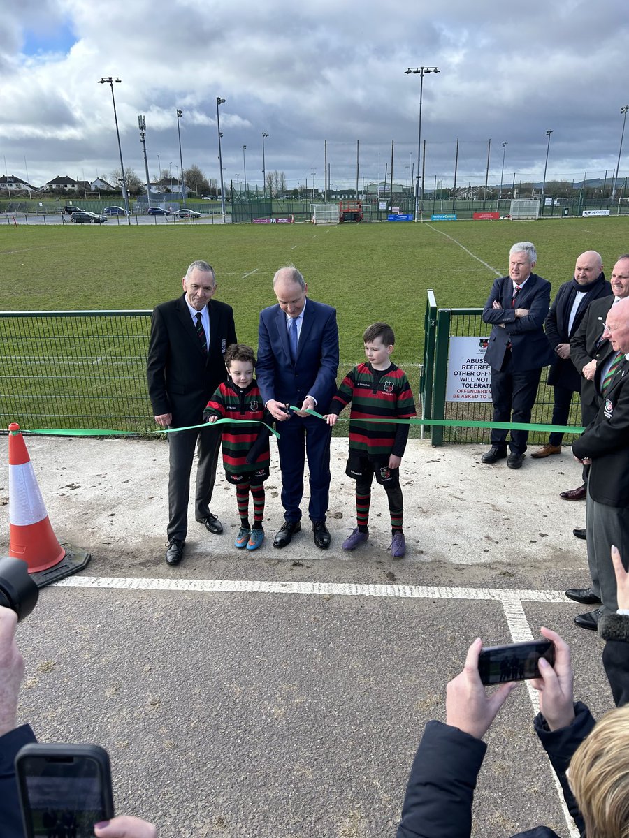 Delighted to be ⁦@HighfieldRFC⁩ for the official opening of the pitch by ⁦@MichealMartinTD⁩ with ⁦@mmcgrathtd⁩ and ⁦@Donnchadhol⁩ #greatclub
