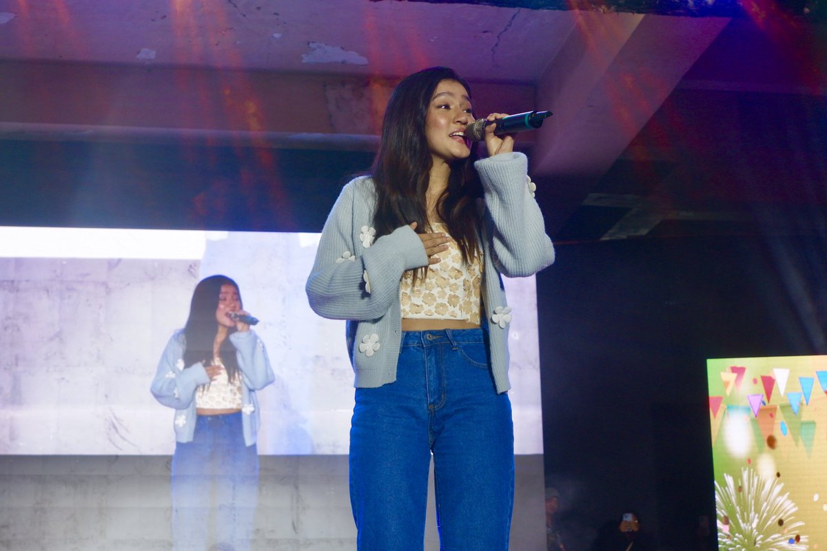 Belle Mariano graces the stage of the Panagbenga Kapamilya Karavan 2024! ❤️🌼🌸#CantBuyMeLove