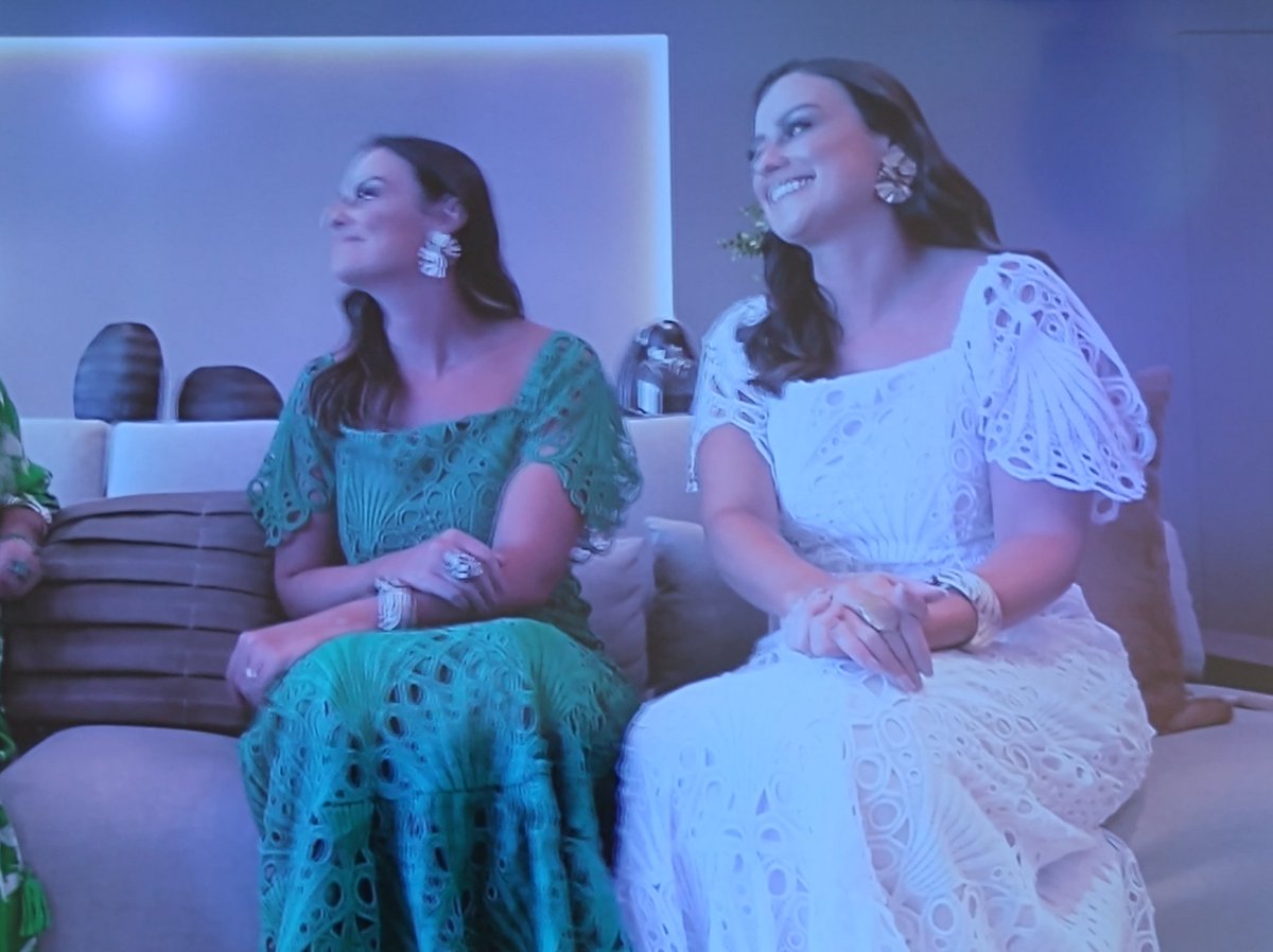 AxHutt's tweet image. Sabiam que existem duas irmãs gêmeas arquitetas do Boa Vista Village, onde há uma enorme piscina de ondas?
O curioso é que as duas se vestem igual, se penteiam igual, usam brincos iguais...mesmo com uns 30 anos! #CasaDecorada