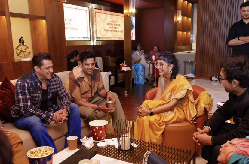 Latest pic : Megastar #SalmanKhan with #AamirKhan, Kiran Rao and Ravi Kishan at #LaapaataLadies screening. ❤️ 🔥