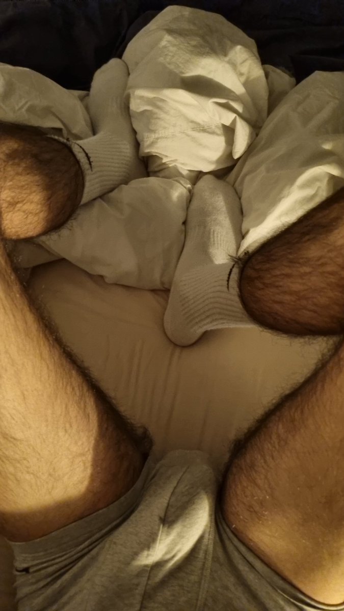 frenchguy011200's tweet photo. aux pieds petite pute 😈 https://t.co/Wh3gyJWsYg