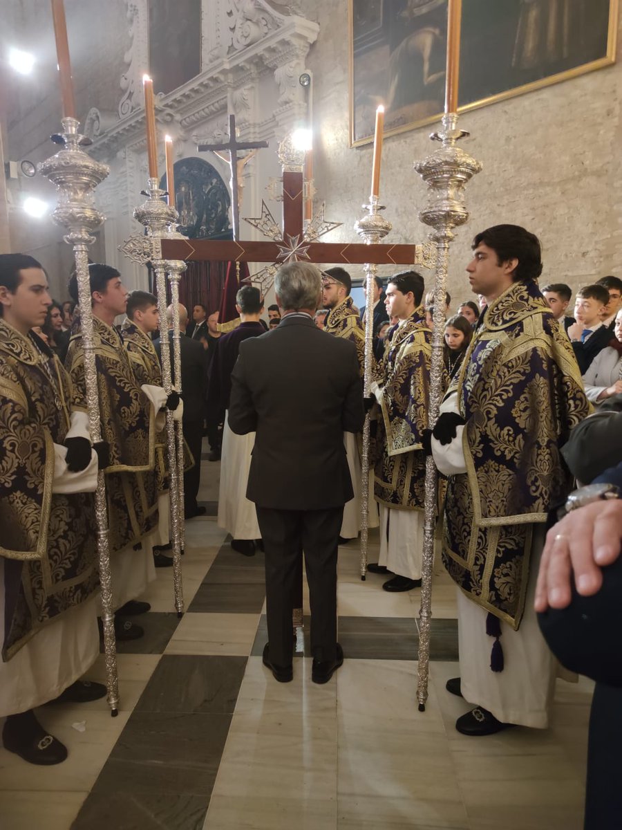 Comienza el rezo del Vía Crucis por la naves del templo.

#SanEsteban #SaludyBuenViaje