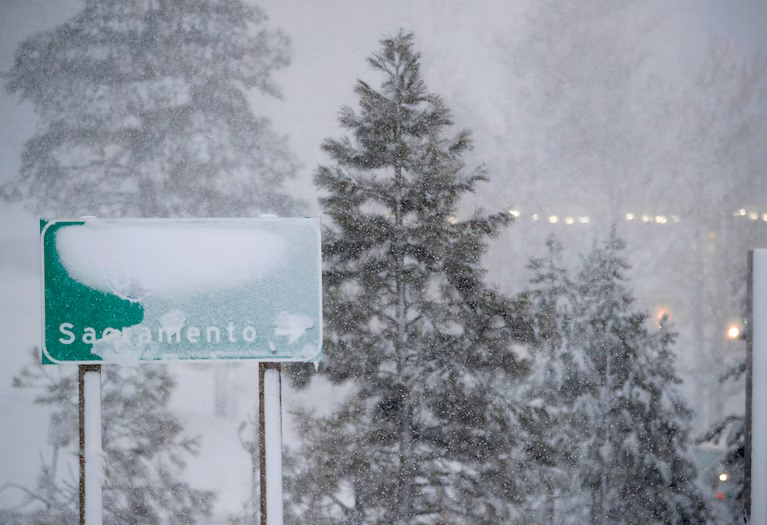 Snow totals in the Sierras have topped 40.' Winds on Friday night gusted over 100 mph (peak gusts of 191 at Palisdades Tahoe) amid snowfall rates of 2-4' per hour. Numerous Highways and ski resorts have closed. Read more ⬇️ washingtonpost.com/weather/2024/0…