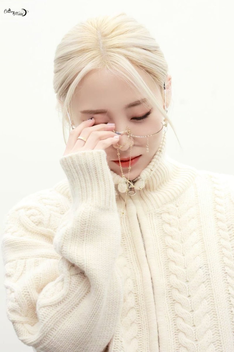 yongsun2da's tweet image. moonbyul, you’re just killing me