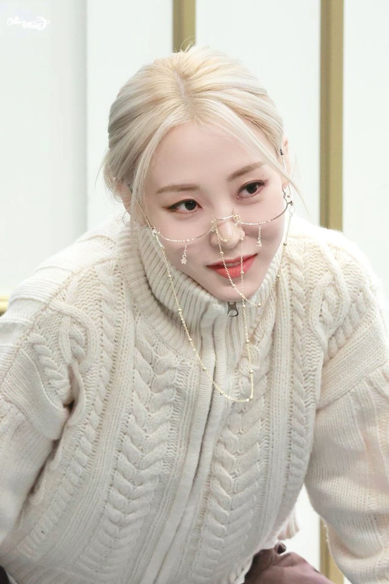 yongsun2da's tweet image. moonbyul, you’re just killing me