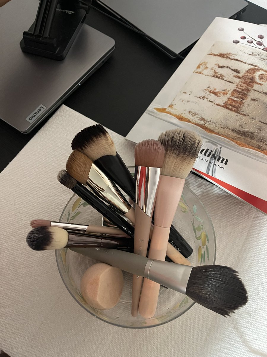 One thing I cleared of my list of tasks to do this week was cleaning my brushes 
#cleanmakeup