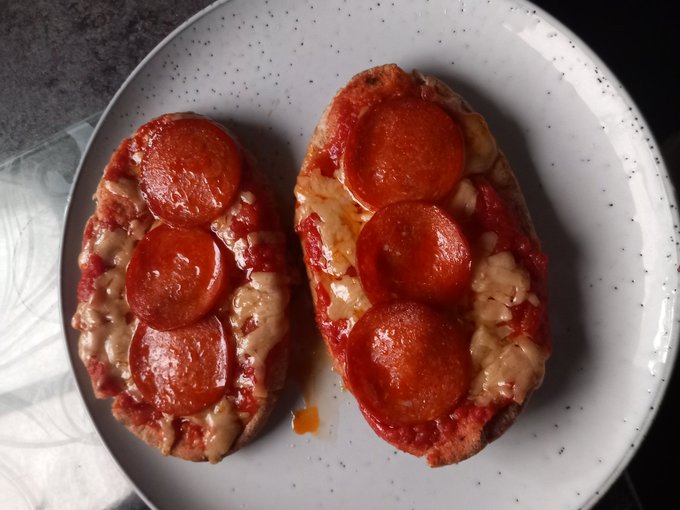 Hold up your panties because masterchef is cookin' today.  I patent this as pretty petite pita pizza<a href="/tag/nsfwtwt"class="tags"><span>#nsfwtwt</span></a><a href="/tag/nsfwaudio"class="tags"><span>#nsfwaudio</span></a>