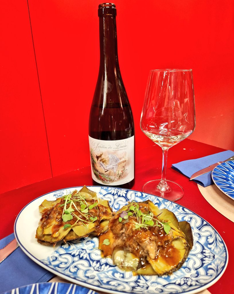 VinoComplutense's tweet photo. Miga Cana en el Mercado de Vallehermoso.
La propuesta de @FVchef con medias raciones, excelentes legumbres y escabeches.
Algunos vinos interesantes como El Jardín de Lucía, un cítrico y salino albariño de @uvasfelices. https://t.co/OfJvqW0oG5