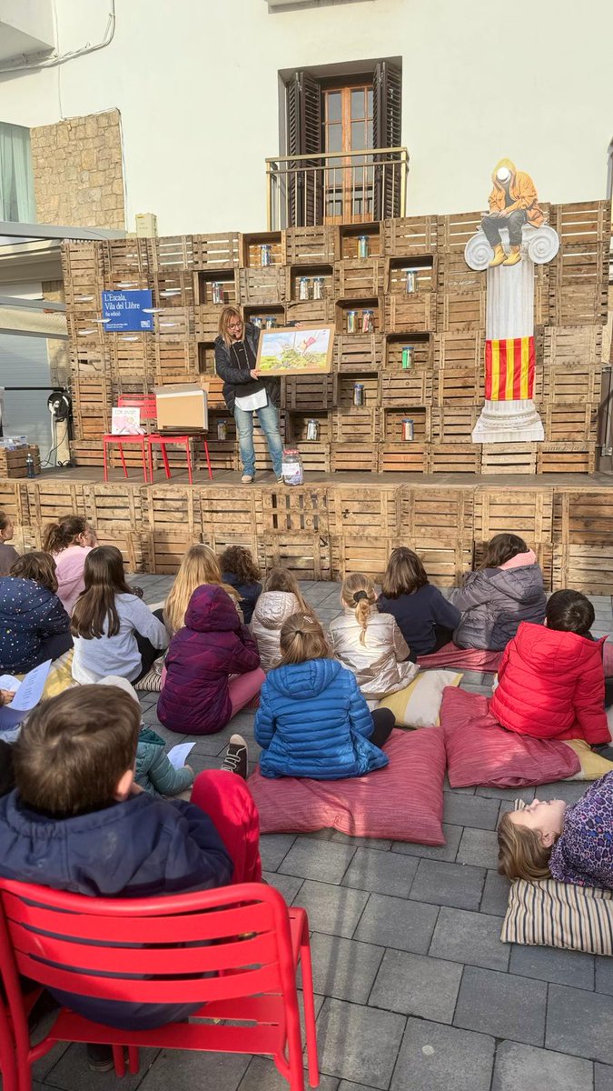 Viladelllibre's tweet photo. La mainada sempre és protagonista a L'Escala Vila del Llibre. Aquesta tarda, al contacontes i taller creatiu Cor dividit amb Laia Burgos.
#viulesviles #visitlescala https://t.co/WWcEzg0ZnT