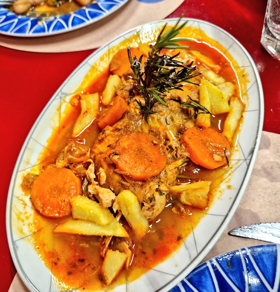 Miga Cana en el Mercado de Vallehermoso.
La propuesta de <a href="/FVchef/">Fran Vicente🌐</a> con medias raciones, excelentes legumbres y escabeches.
Algunos vinos interesantes como El Jardín de Lucía, un cítrico y salino albariño de <a href="/uvasfelices/">Uvas felices</a>.