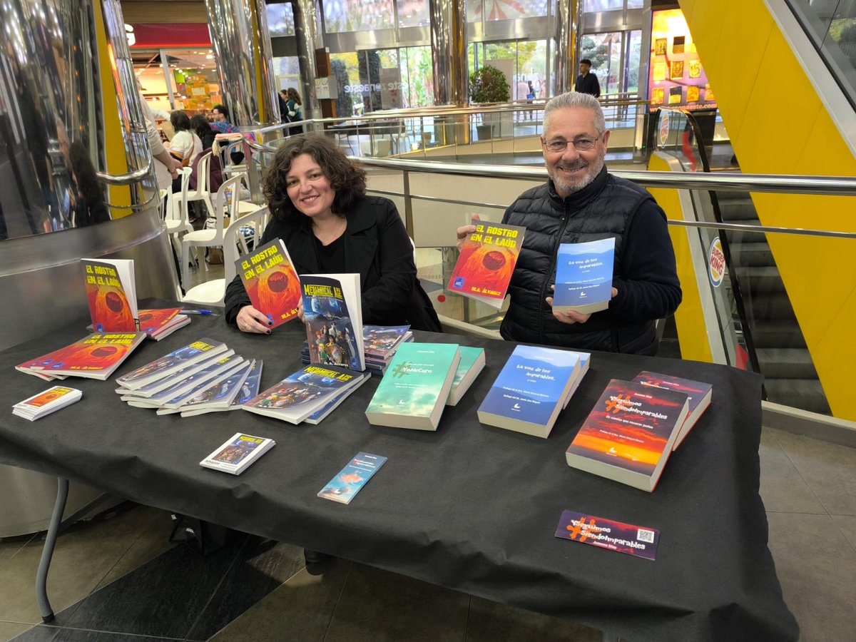 Mi prima Carmeli y mi primo Nicolás me acaban de mandar estas fotos con mis libros y los de su hija Auxi (M. A. Álvarez) en el Libro Fórum del @CCZonaEste. No he podido ir, pero allí están gracias a mi gente. A seguir viviendo... #SomosImparables #SeguimosJuanma #yomecuro