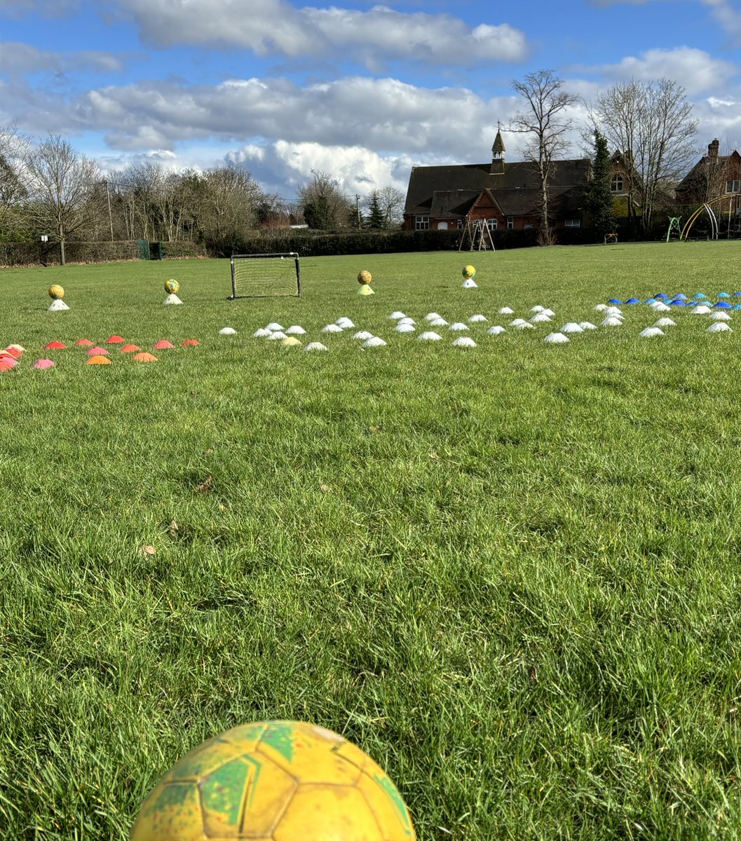 Another great day of 1-2-1s ⚽️ The really simple sessions can be the best 💪🏼 set some cones out use them as obstacles to try and get better with ball control ⚽️⚽️

For more info follow the link in my bio!

#121coaching #football #footballcoach #ballcontrol #coachability