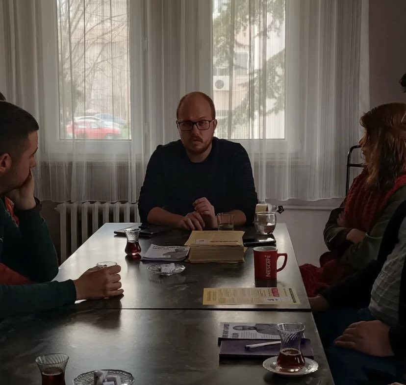 Basın emekçilerinin katılımıyla Edirne için programınızı açıkladık. Edirneyi zübüklere bırakmayacağız! Edirneyi ayağa kaldırmak için Oylar Emre Gebeş'e! Oylar Tkp'ye! #OylarTKPye