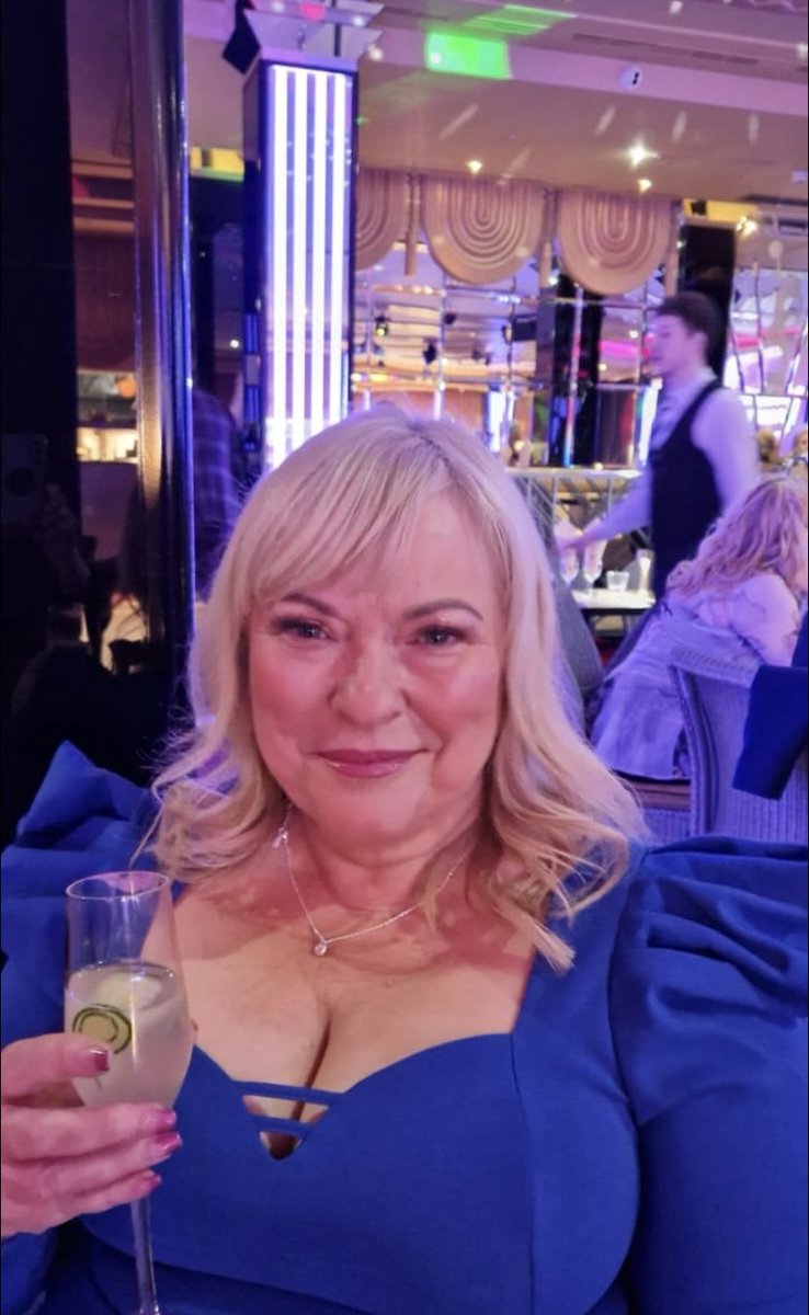 You’ll often find me in Jeans with a beer, but sometimes there’s nothing like a posh Frock and Prosecco 🥂