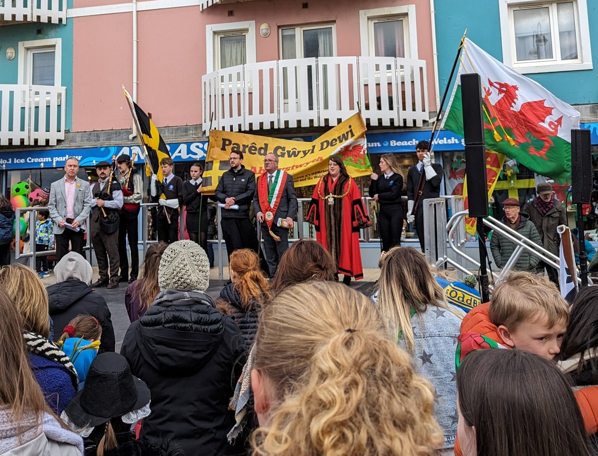 Nia Mai Daniel (hi/ei | she/her) (@niamai) on Twitter photo <a href="/AVANCCymru/">AVANC</a> <a href="/GwylDewiAber/">Parêd Gwyl Dewi Aber</a> <a href="/YsgolLlanilar/">Ysgol Llanilar</a> <a href="/YsgolPenweddig/">Ysgol Penweddig</a> <a href="/Plascrug/">Ysgol Plascrug</a> <a href="/AlawGriffiths/">Alaw Griffiths</a> <a href="/Prifysgol_Aber/">Prifysgol Aberystwyth</a> <a href="/learnwelshCP/">Dysgu Cymraeg Ceredigion Powys</a> <a href="/Ceredigion4EU/">Ceredigion For Europe - Ceredigion dros Ewrop</a> <a href="/AberYesCymru/">YesCymruAber</a> <a href="/YesCymru/">YesCymru</a> Sion Jobbins <a href="/SionJobbins/">Siôn Jobbins</a> yn cadw trefn ar bawb yn y Parêd <a href="/GwylDewiAber/">Parêd Gwyl Dewi Aber</a>: Bagad Sblot <a href="/AVANCCymru/">AVANC</a>, Maer y Dref <a href="/KerryEFerguson/">Kerry Ferguson - Ceredigion Penfro</a> , y Tad Matthew Roche-Saunders, y Tywysydd David Greeney a prif swyddogion <a href="/YsgolPenweddig/">Ysgol Penweddig</a> a <a href="/PenglaisSchool_/">PenglaisSchool_</a> <a href="/AVANCCymru/">AVANC</a> <a href="/GwylDewiAber/">Parêd Gwyl Dewi Aber</a> <a href="/YsgolLlanilar/">Ysgol Llanilar</a> <a href="/YsgolPenweddig/">Ysgol Penweddig</a> <a href="/Plascrug/">Ysgol Plascrug</a> <a href="/AlawGriffiths/">Alaw Griffiths</a> <a href="/Prifysgol_Aber/">Prifysgol Aberystwyth</a> <a href="/learnwelshCP/">Dysgu Cymraeg Ceredigion Powys</a> <a href="/Ceredigion4EU/">Ceredigion For Europe - Ceredigion dros Ewrop</a> <a href="/AberYesCymru/">YesCymruAber</a> <a href="/YesCymru/">YesCymru</a> Sion Jobbins <a href="/SionJobbins/">Siôn Jobbins</a> yn cadw trefn ar bawb yn y Parêd <a href="/GwylDewiAber/">Parêd Gwyl Dewi Aber</a>: Bagad Sblot <a href="/AVANCCymru/">AVANC</a>, Maer y Dref <a href="/KerryEFerguson/">Kerry Ferguson - Ceredigion Penfro</a> , y Tad Matthew Roche-Saunders, y Tywysydd David Greeney a prif swyddogion <a href="/YsgolPenweddig/">Ysgol Penweddig</a> a <a href="/PenglaisSchool_/">PenglaisSchool_</a>