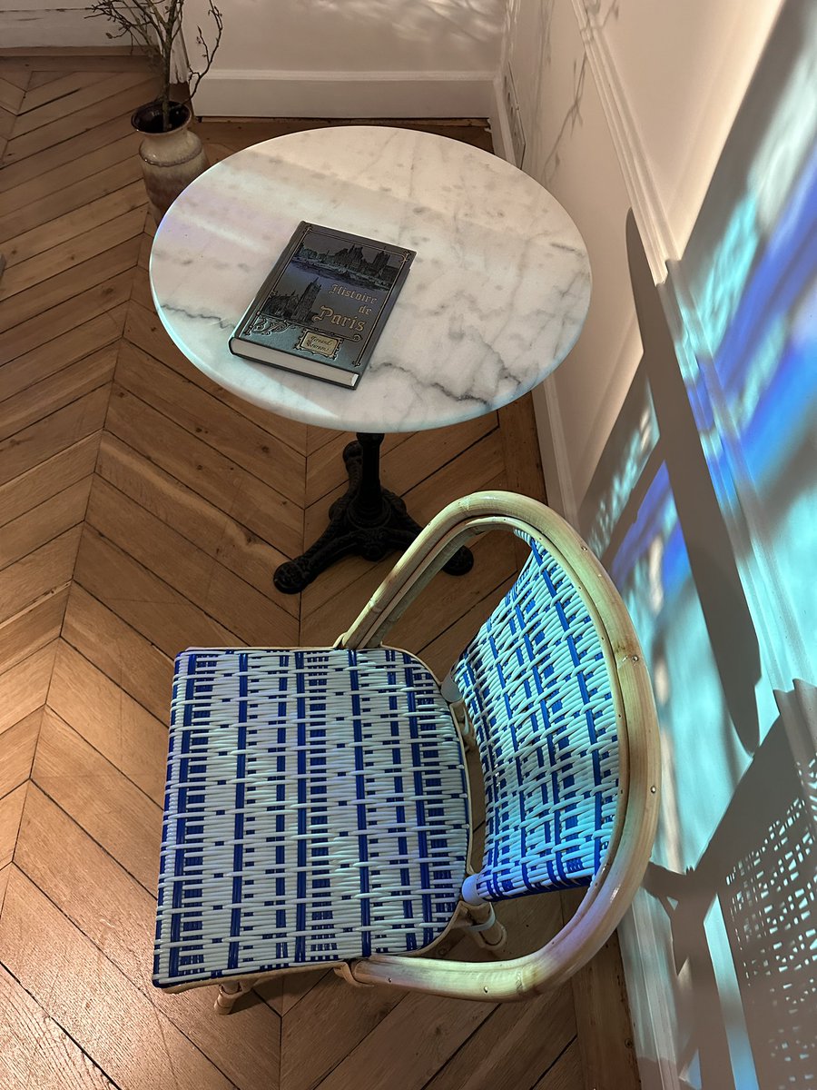 9/ Gen art interiors curated by <a href="/HedvigMaigre/">hedvig maigre</a> for <a href="/trameparis/">Trame Paris</a> x <a href="/artblocks_io/">Art Blocks</a>. 

Stained glass screens by <a href="/jeffgdavis/">Jeff Davis</a>, with refracted light covering chairs by <a href="/ArandaLasch/">Aranda\Lasch</a>. 

A visual poem about digital and physical, in a historic space on the Places des Vosges. 

Light / color /