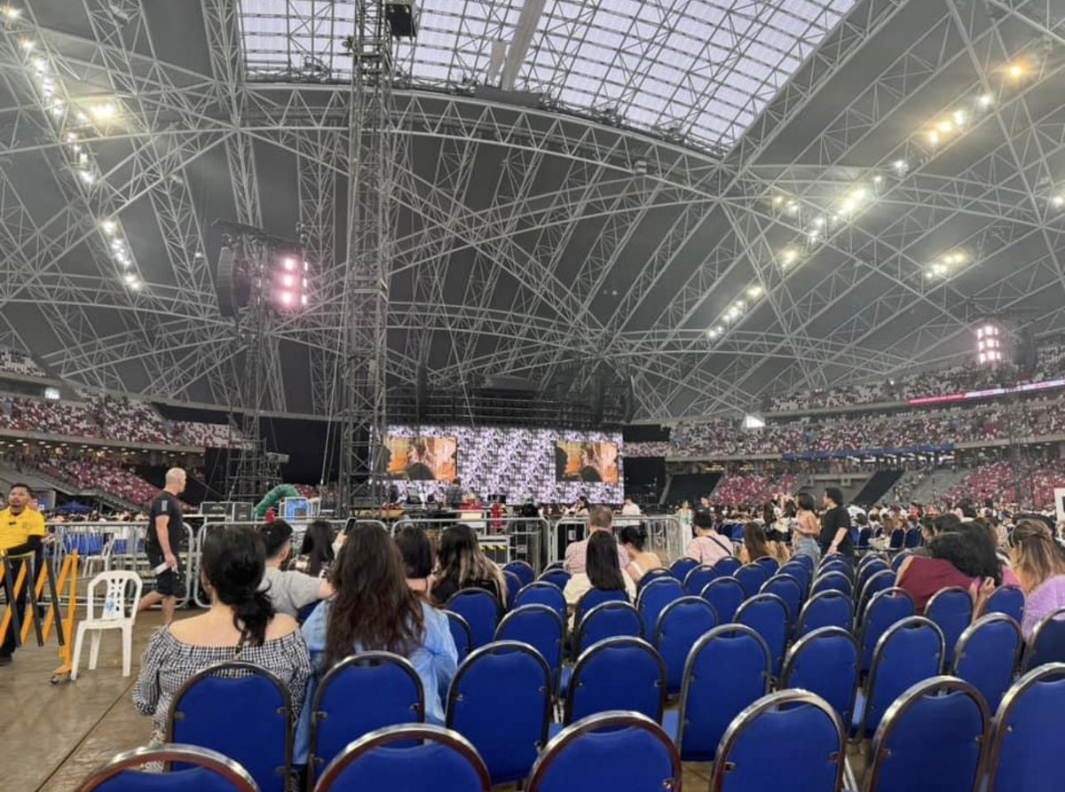 _lynettekayla's tweet photo. @oshlcve got this from the eras tour sg group on fb!! PG2 row 8 according to the owner of the pic ☻ https://t.co/3pUot8HSey