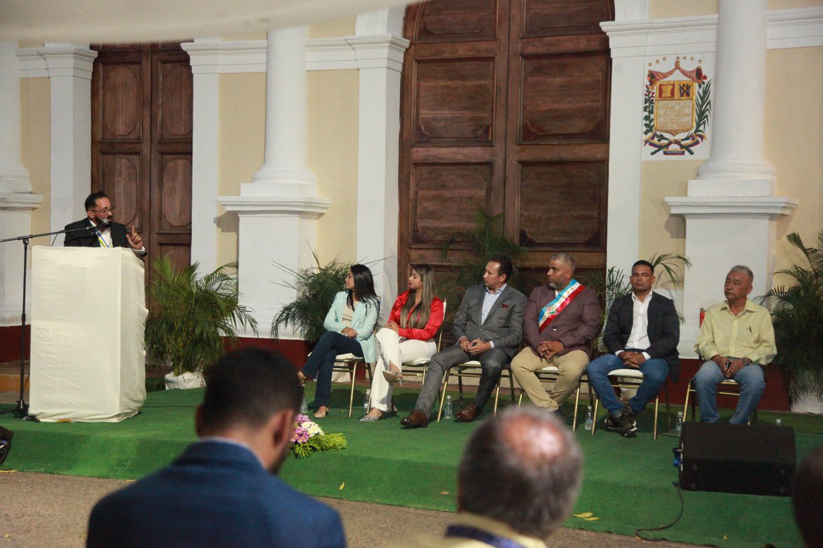 La Sesión Especial que se desarrolló en la Plaza Bolívar de la ciudad conocida como la Sultana de Guárico, contó con la participación del Cuerpo Legislativo regional liderado por la presidenta Leg. Dayana Encinozo, junto a la vicepresidenta Leg. Yenglis Peña.