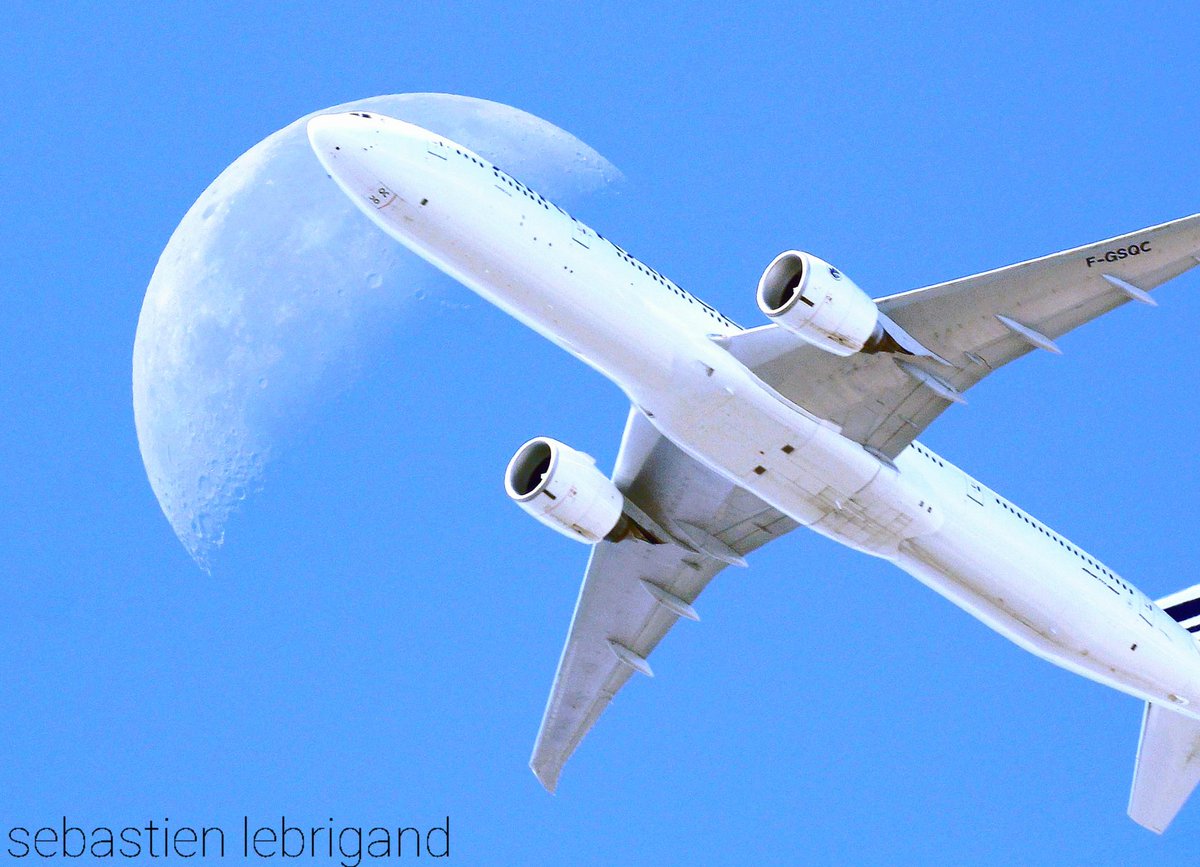 Boeing 777-328 Air France Eclipse the moon. Photo 📷 : @lebribri