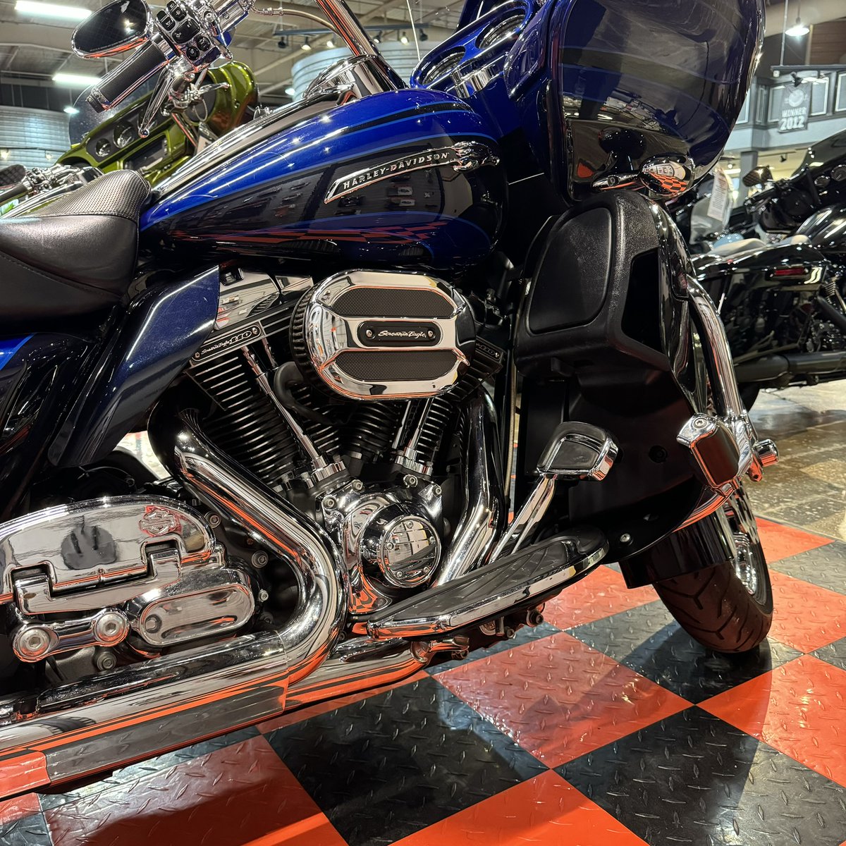 WRHD's tweet image. Wow! Here’s a beautiful 2015 H-D CVO™ Road Glide® Ultra you just have to see to believe. 👀

This bike was MADE for the rider who accepts nothing but the best!

Click Here For Full Details 
➡ tinyurl.com/4pdjb54f

#WRHD #HarleyDavidson #CVO #RoadGlideUltra
