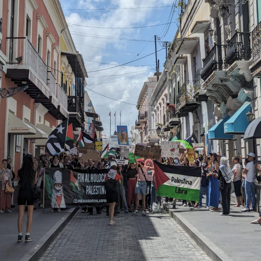 Puerto Rico 🇵🇷 protests US 🇺🇸supported genocide in Palestine 🇵🇸 Protesters demand US stop arming Israel 🇮🇱 & end apartheid 📸 @cafe_con_miel_ in Old San Juan