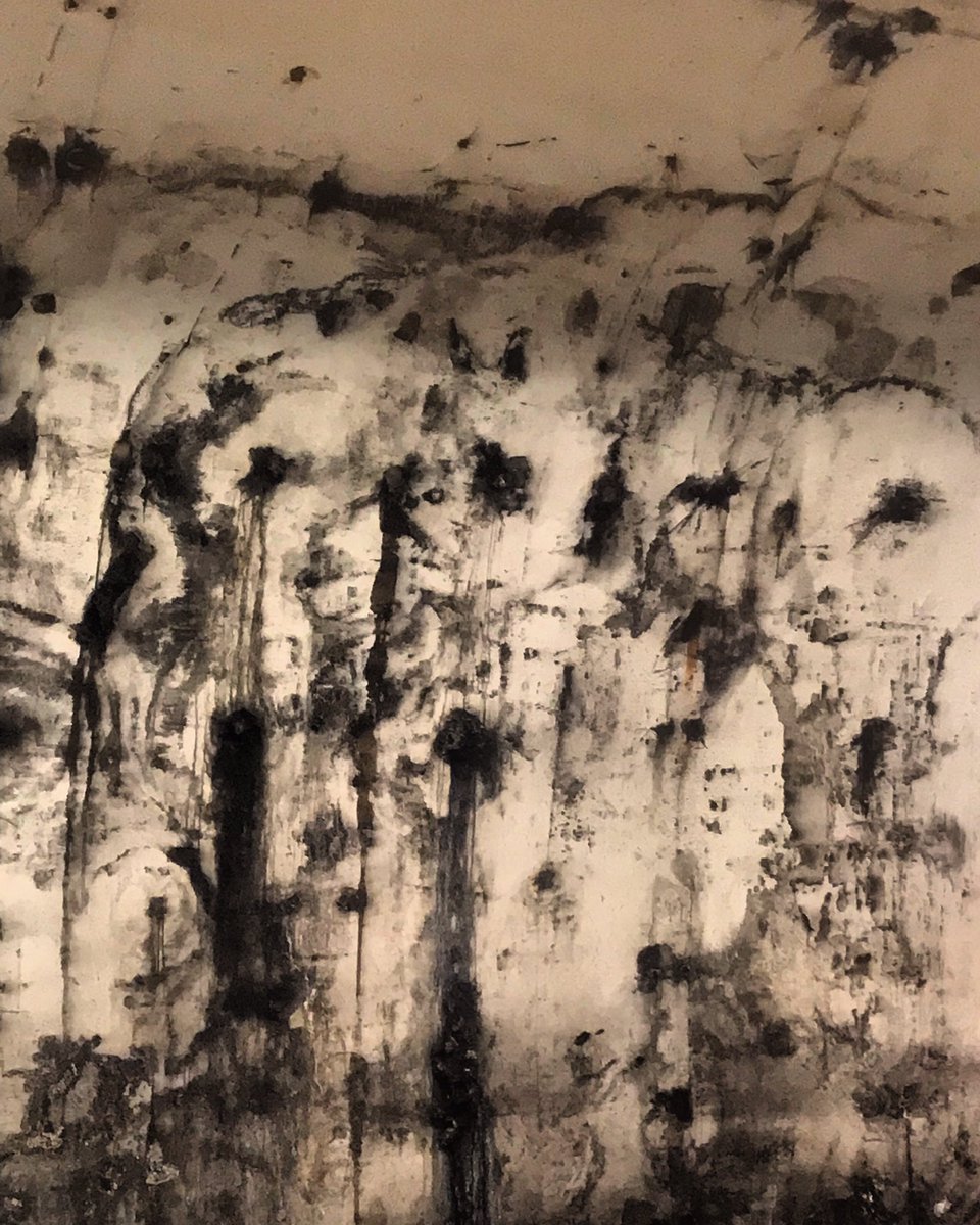 ReptonGuide's tweet image. Tube tunnel pareidolia. The seeping of plague dead in wall augury.