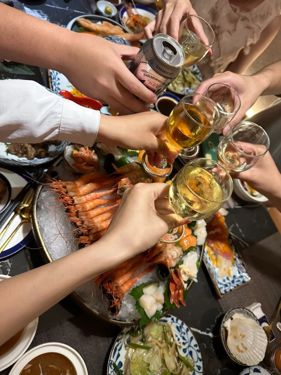 Cc6Lin's tweet image. 土曜日に食事会がありました。海鮮の刺身は私の好みにぴったりでした。😋 
今日はちょっとお酒を飲みました。微酔いの感覚で、すぐに夢の世界に入りたくなりました。🌙