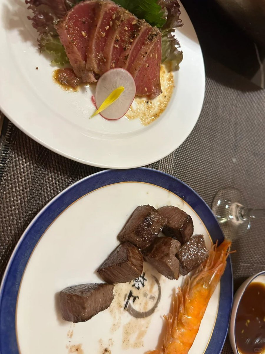 Cc6Lin's tweet image. 土曜日に食事会がありました。海鮮の刺身は私の好みにぴったりでした。😋 
今日はちょっとお酒を飲みました。微酔いの感覚で、すぐに夢の世界に入りたくなりました。🌙