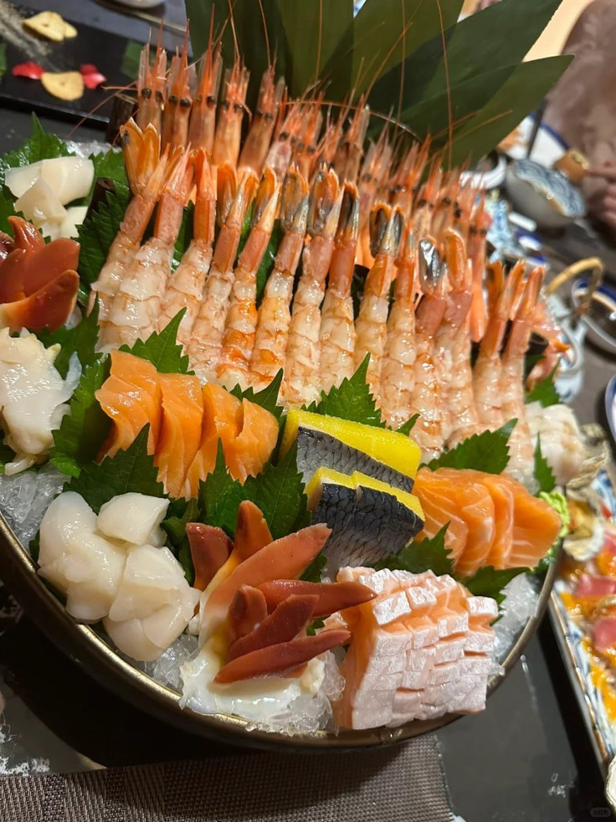 Cc6Lin's tweet image. 土曜日に食事会がありました。海鮮の刺身は私の好みにぴったりでした。😋 
今日はちょっとお酒を飲みました。微酔いの感覚で、すぐに夢の世界に入りたくなりました。🌙