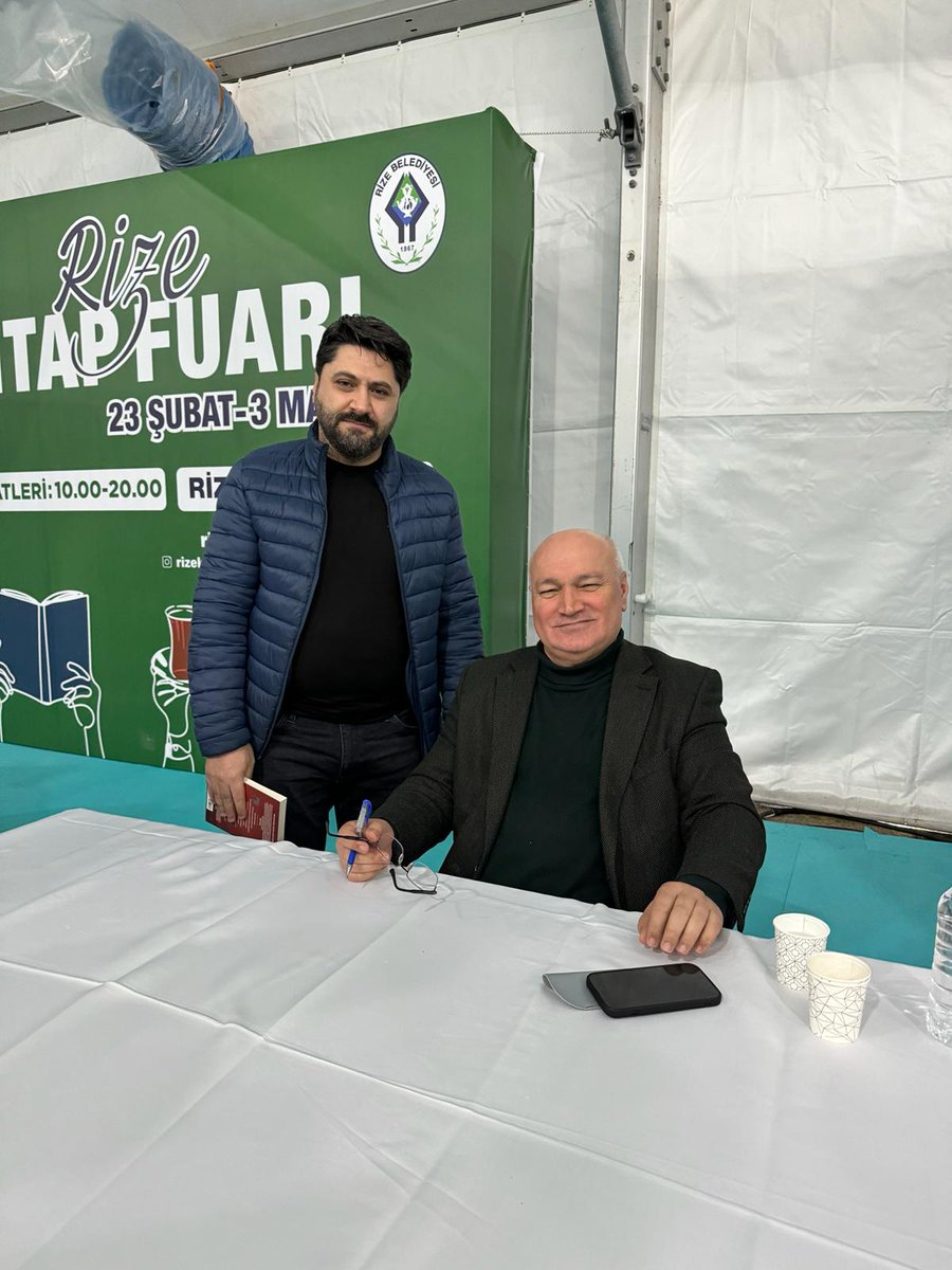 zubeyiruzun's tweet photo. Rize kitap fuarında öğrencilerimiz ile @ProfTaal hocamızla tanışma fırsatı bulduk. Hocamızın anne tarafından aslen Rizeli olduğunu öğrendik. https://t.co/NWbLe8SAgE