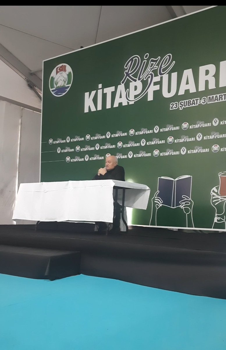 zubeyiruzun's tweet photo. Rize kitap fuarında öğrencilerimiz ile @ProfTaal hocamızla tanışma fırsatı bulduk. Hocamızın anne tarafından aslen Rizeli olduğunu öğrendik. https://t.co/NWbLe8SAgE