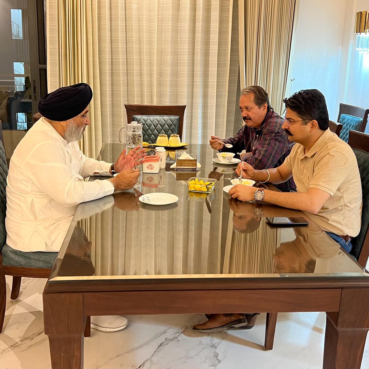 rajaydeep1's tweet photo. Wishing a long, healthy and happy life to someone, who is not only learned and knowledgeable, but also a very generous &amp; friendly human being.

Happy b'day former Minister @drcheemasad Ji. 

And THANK YOU for hosting your BIRTHDAY DINNER well in advance.😆

@Jangveersingh_ https://t.co/RMC2uHcEh5