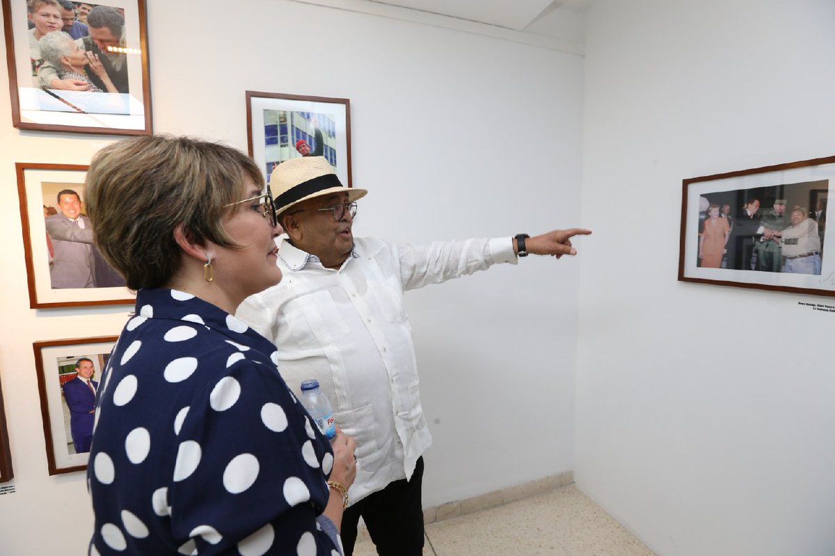 Inauguran exposición “Todo Frasso y Chávez Yo Te Vi” en La Habana Exposición estará abierta hasta el 27 Marzo, una mirada en la Venezuela de 1989 y la vida política de Chávez entre 1994 y 1999 #VivaVenezuela @freddyp44055243 @CarnetDLaPatria @BonosSocial @YeliRegreso