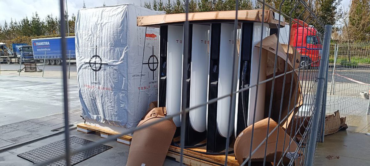 HacesVidal's tweet image. Algo se está moviendo en el pequeño SuC De Santiago de Compostela. En breve tendrán lo mejor de lo mejor! 8 postes V4!!! 😱😱😱😍😍😍😜
Nos van a pasar por la derecha en lo que se refiere en SuC pequeño! 👏🏻👏🏻👏🏻👏🏻