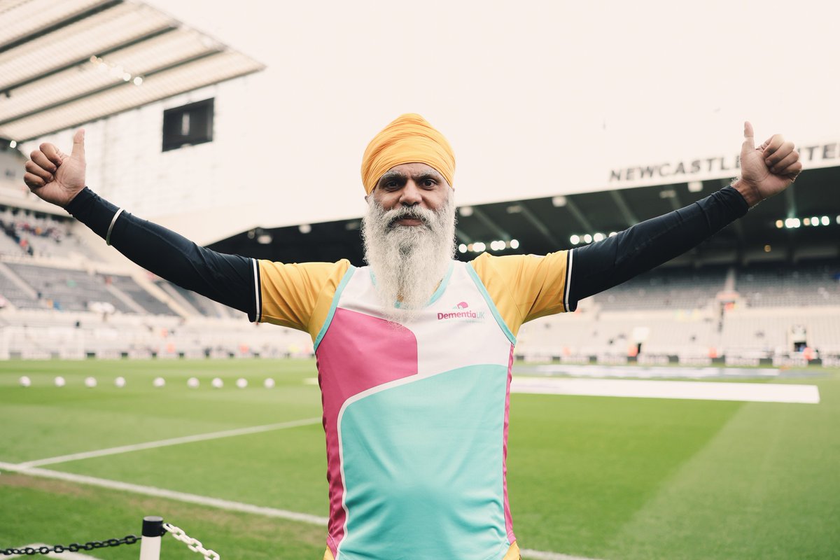 Wolverhampton ➡️ Newcastle @pedalsingh arrives for today's match after walking 195 miles for @DementiaUK. An amazing effort! 👏