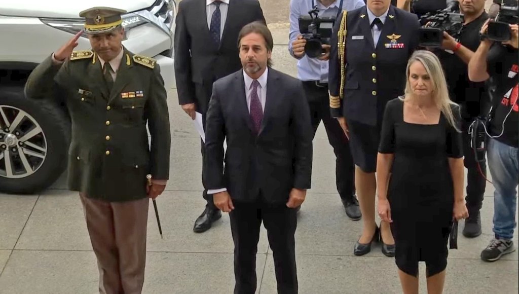 dcentrouy's tweet photo. Por cuarto año consecutivo, el Presidente de la República @LuisLacallePou se presentó ante la Asamblea General a rendir cuentas. Dirigentes de D Centro y @FuturoNacional acompañan esta importante instancia donde el presidente hace hincapié en la libertad de los uruguayos. https://t.co/fiBBO8l5YA