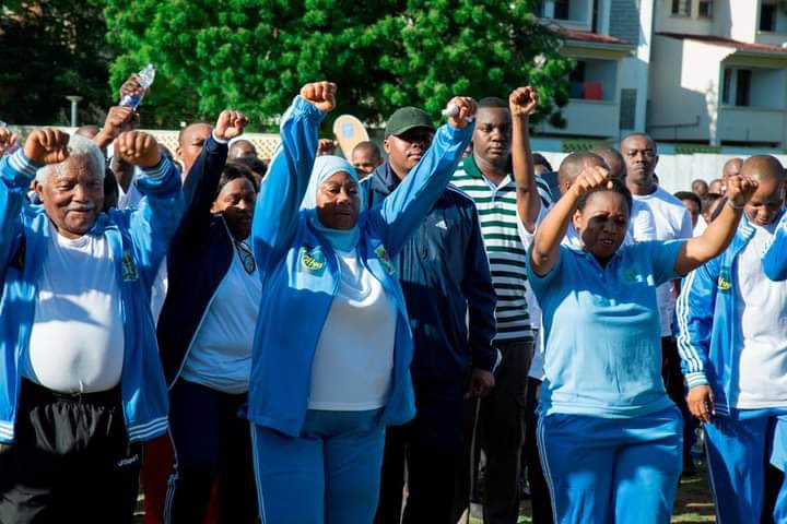 ummymwalimu's tweet photo. Pumzika kwa Amani Mzee Ali Hassan Mwinyi. Binafsi nitakuenzi kwa kufanya mazoezi ya kutembea mara kwa mara.
---
Mwezi Desemba 2016, tulianzisha Kampeni ya Kitaifa ya "Afya Yangu, Mtaji Wangu" yenye lengo la kuhamasisha wananchi kufanya mazoezi ili kuzuia na kudhibiti magonjwa yasiyo ya kuambukiza.

Mgeni Rasmi alikuwa Mhe Dkt Samia Suluhu Hassan akiwa Makamu wa Rais kipindi hicho. Na kwa kutambua kuwa Mzee wetu Ali Hassan Mwinyi alikuwa ni mtu anaefanya mazoezi kila siku tulimualika kama Mgeni wa heshma. Hakika alitoa hamasa kwa watu wengi.

Mzee Mwinyi akiwa na umri wa miaka 90  tulitembea nae mwanzo mwisho kwa umbali wa kilometa 5 na wala hakuchoka. Tena yeye alikuwa akitembea kwa mwendo wa haraka kuliko vijana wengi! Kama alivyoeleza Mhe Rais leo kuwa Mzee Mwinyi alikuwa ni mtu wa mazoezi! Alitueleza kuwa kila siku anafanya mazoezi ya kutembea kilometa 5.

Leo tunapompumzisha Mzee wetu ktk makazi yake ya kudumu, napenda kutoa rai kwa kila mmoja wetu kuchukua hatua za kulinda afya yake ikiwemo kufanya mazoezi angalau mara 4 kwa wiki kwa muda usiopungua dakika 40. Mazoezi ni muhimu sana katika kuzuia magonjwa yasiyoambukiza hususan Kisukari na Shinikizo la juu la Damu. Na endapo mtu tayari ana maradhi haya basi husaidia kwa kiasi kikubwa mtu kudhibiti magonjwa haya na kuishi maisha bora. Binafsi kila nikiona uvivu wa kufanya mazoezi huwa namkumbuka mzee Mwinyi wa umri wa miaka 90 na huwa napata nguvu na ari ya kufanya mazoezi. Hadithi ya Mzee Ali Hassan Mwinyi ni hadithi nzuri.

Pumzika kwa Amani mzee wetu. Binafsi nitakuenzi kwa kufanya mazoezi ya kutembea.  #MtuNiAfya