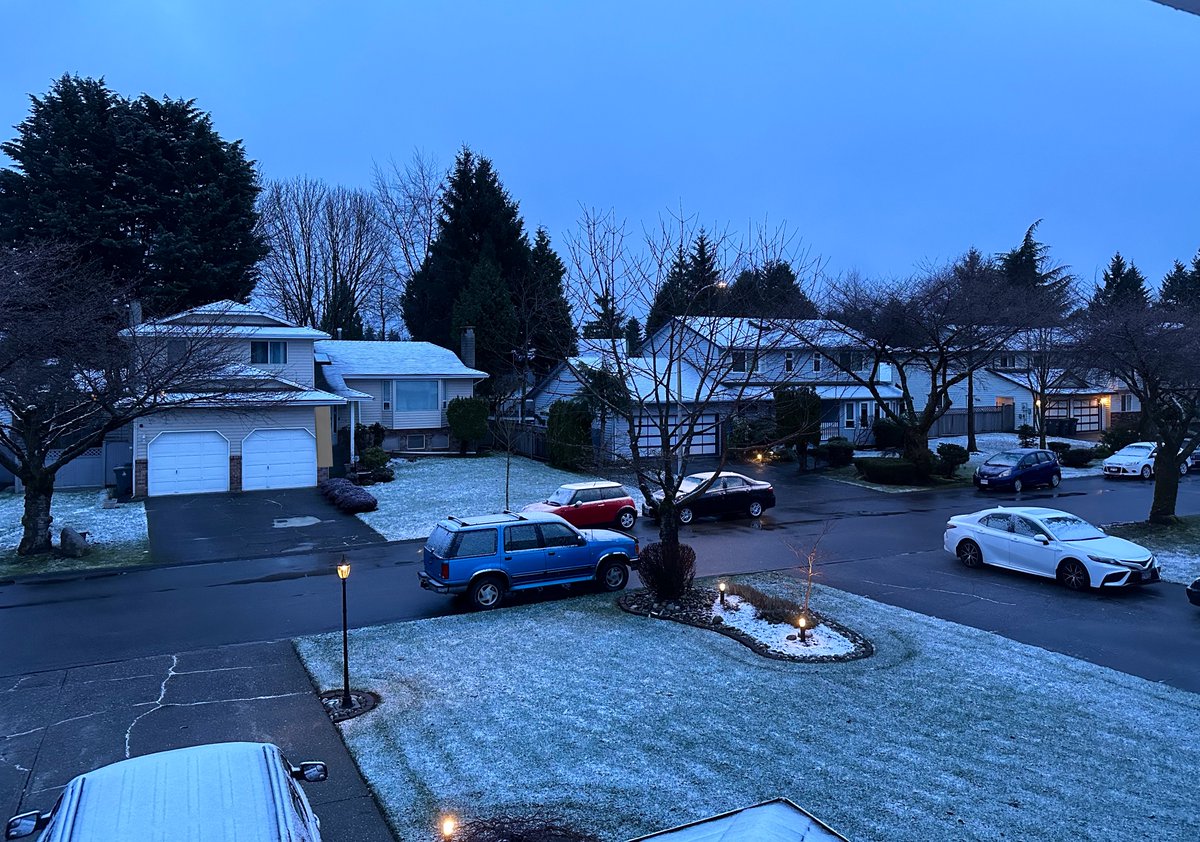 Temperature hovering right at 0° this morning with a dusting of snow #SurreyBC #bcstorm #ShareYourWeather