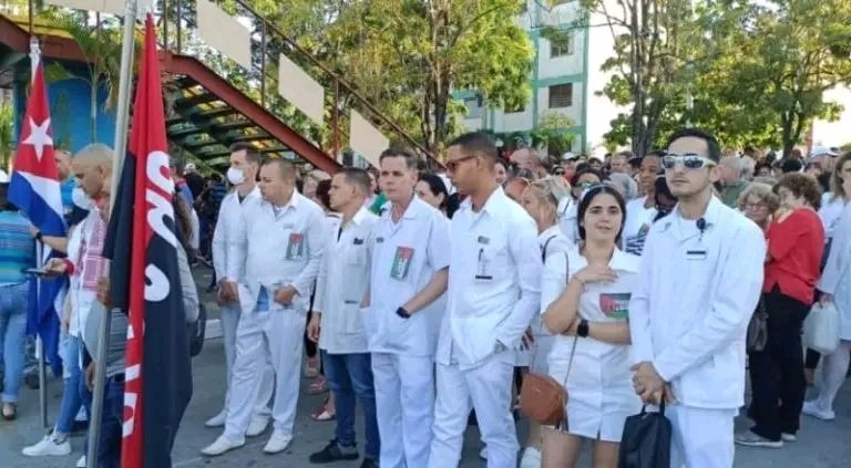 ¡#FreePalestine ! Ha sido el reclamo hoy en toda Cuba 🇨🇺, en una cita donde los trabajadores de la salud ⚕️ se han sumado a la condena del genocidio y la masacre de Israel en la Franja de Gaza. 
Sus voces se han alzado en un pedido unánime: ¡El pueblo de Palestina🇵🇸 merece paz🕊️!