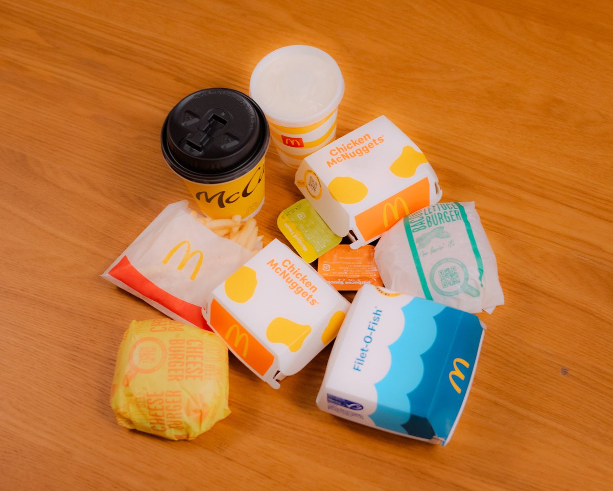aikonnor's tweet photo. 「そのコーヒー、マック？」

「モスです」

「ああそうか、そこのモスね。最近のハンバーガーおいしいわよねえ」

「おいしいです。おいしいですし最近は高いとこ増えましたね。2000円超えてるのとかあったりして。ハンバーガーですよ？」

「あるわね。でもさ、あれベーコンが厚いでしょ」

「厚い」

「ベーコンは薄くてよく焼いたのがいいのよ」

「わかるー！ マックならぼくだいたいベーコンレタスバーガーですし」

「あたしは自分でつくってるのよ」

「ハンバーガーを？」

「そう。薄くこねたハンバーグをラップに包んで冷凍庫にいくつも入れとくのよ。簡単よ。それを焼いて、チーズもちょっと焼いて、よく焼いたベーコンを多めに敷いて食べるの。孫が遊びに来たときなんて3個くらい食べるわよ。お小遣いだけあげてもダメなのよ。おいしいもんが好きなの」

「いいなあ。パンは？」

「西友よ。パンまで気取ってらんないわよ」

「かっこいいな。でも、それ、キッチン立っちゃうんですか」

「立つわよ。いや、これでも歩けるのよ。でも痛いの。大腿骨骨折してここにボルト入ってるの。歩くたびに痛い痛い。昨日も歩いて買い物行ったわよ。今日は遠出したから、このカートは万が一のためよ」

「歩くんですね」

「動かなきゃ。寝たきりはつまんないでしょ」

「そうですよね。この辺、どこもかしこも施設ばっかりになりましたね」

「嫌なのよ。友達に会いに行きたいの。父も母も91まで生きたんだけど、友達がどんどん亡くなっていくのよね。あの人も、あの人もって。長生きは辛いわよ。動けなくなったら死んでいけたらいいわ」

「そうですねえ」

「歩くと常に痛いんだから。筋肉使うって痛いのよ。長嶋の気持ちがわかるわよ。あの人もきっと痛いわ」

「長嶋は自分が不滅ですよね。しぶとい」

「大谷もすごいでしょ。きっと彼も痛いわよ」

「彼、結婚したみたいですよ」

「そうね。初恋の人と偶然再会して、みたいな感じでしょきっと。あたしはそう見てるわ」

「ありそうですね。出会いが少ないでしょうからね」

「でも最近テレビは大谷のことばっかりでしょ。もういいわと思うけど。やりすぎよ」

「ほんとですね」

「ああ痛い。寒いと痛いのよ。娘が海に連れてってくれるんだけど、疲れるだけなのよ。もう海はいいって言ったの」

「どこに行くのが好きですか？」

「温泉ね」

「おお。どこ行きますか？」

「湯河原」

「いいですねえ。就職前に湯治場で過ごしたときは、ちょうど80歳90歳の人たちと一緒に過ごしたんですけど、楽しかったなあ」

「湯治はいいわね。自炊でしょ？」

「そうです」

「ふすまで仕切られてるだけで」

「そう。鍵もかからなくて。飯食ってるとおじいさんが遊びにくるんですよ。煮浸しとか持って」

「いいわよね」

「お父さんとお母さんは施設に入ったんですか？」

「入れてない。最後までわたしがみたの。みると決めたの。先に父が逝って、母はある朝様子がおかしくなって、病院に連れて行って、その翌日の朝電話があったんだよ。亡くなりましたって」

「老衰だ」

「老衰よ。ふたりとも。解剖は断ったの。もういいって。前日の夜ねえ、鰻を食べに行ったのよ。全部食べたの」

「最後の晩餐が鰻ですか。いいなあ」

「そう。わたしも長生きしたいわけじゃないんだけど、もう80よ」

「あと10年は生きますね」

「92までは生きなきゃいけない気がするわよ」

「まだお友達はお元気で？」

「何人かね。今日も会ってきたわよ。その帰り。バスに乗って」

「どこに行かれたんですか」

「競艇」

「競艇！ いいですねぇ笑」

「おにいさんしかいなくなったから言うけどね笑。男友達と。競馬は人が多いでしょ。パチンコも嫌。今日は2万すったわよ」

「うはは！ いいなあ」

「旦那も娘もみんなギャンブル嫌い。お金の話するのは株やってる孫だけよ。変なおばあちゃんだと思われてるわよ」

「いいじゃないですか。ずっとこの辺に住まわれてるんですか？」

「違うわ。もっと都心のほう。学校の同級生には北大路欣也がいたわ」

「あ、堀越ですか！ 今でもご親交あるんですか？」

「ないわよ。今はキムタクよ」

「キムタク？　キムタク好きなんですか」

「ずっと好きよ。子どもみたいでさ。さすがに最近は老けたわね。奥さんも子どもみたいで好きだったわ。よくあの2人で子ども育てたわよね。おにいさんは好きな人いるの」

「あの、aikoっていう。歌手の」

「いるわねaikoって」

「聴きます？」

「聴かないわ。いいの？」

「いいですよ。スティーヴィーワンダーとか聴きますか」

「聴かないわね。フォークとかブルースとか聴くけど」

「ブルース聴くならaikoいけますよ」

「そう。聴いてみるわ」

「ぜひ。では、お元気で」

「ありがとね」

10分くらいだったか、80歳の女性と立ち話をした。夕飯はハンバーガーにした。