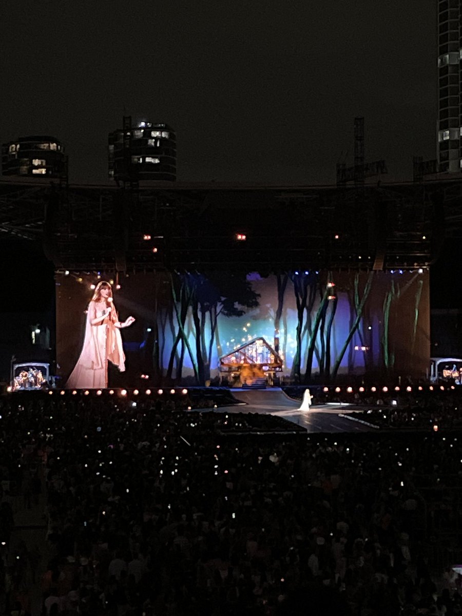 comfnchaos's tweet photo. cannot believe it’s already been a whole week since our eras show. time isn’t real but i’m forever thankful that i got to experience this night with my forever fave @ilyfslesbian 🥲🫂🤍 we had the time of our lives !!

#SydneyTSTheErasTour https://t.co/tcgnQgHsb5