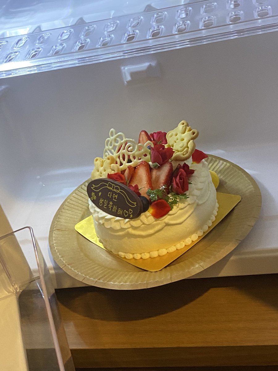 _yon32's tweet photo. 다연 생일 축하해🎂❕
팬콘서트 너무 재미있었고 정말 행복했습니다🫶🏻
내년에도 내후년에도 계속 함께 축하해줘요.
내일도 즐겁게 보내자!
세상에서 제일 사랑해🤍
행복이 가득한 한 해가 되기를 💭

#AmazingDayonDay
#우리요니_태어난날 
#22歳も大好きダヨン https://t.co/ffG25aIqtt