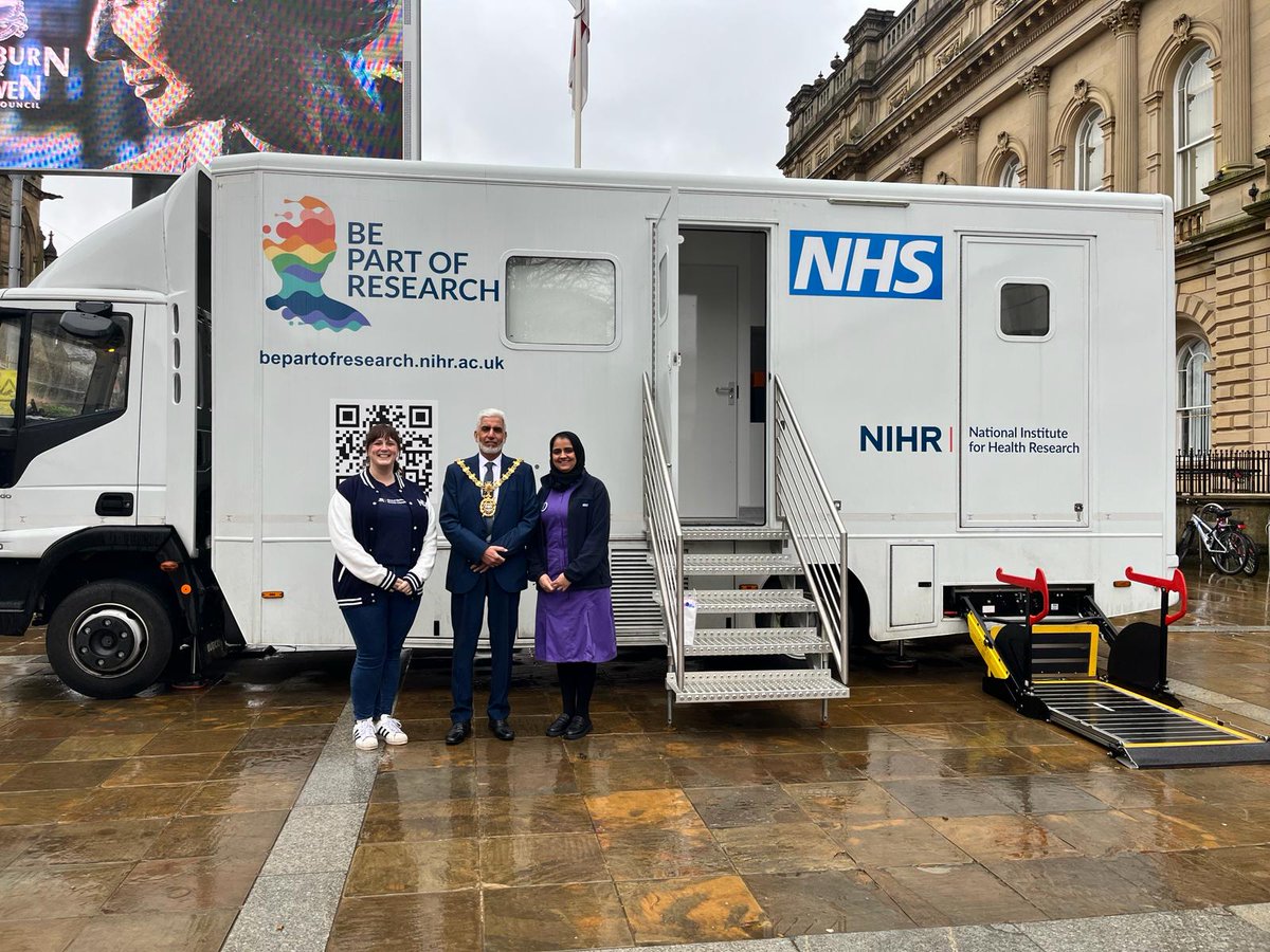 It was great to speak with families about opportunities to be part of the ELSA study which gives children the chance to check for a likelihood of developing diabetes. Thanks @BwDMayor Councillor Parwaiz Akhtar for taking a tour of our Research Van to hear more #bepartofresearch