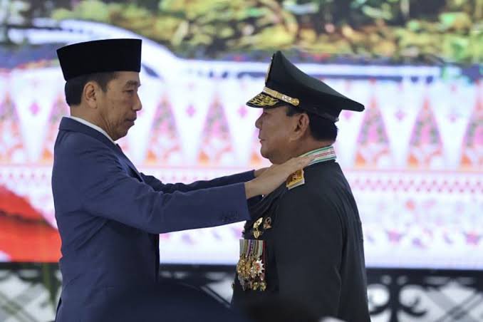 Sikap <a href="/jokowi/">Joko Widodo</a> terhadap <a href="/AgusYudhoyono/">Agus Harimurti Yudhoyono (AHY)</a> dan <a href="/prabowo/">Prabowo Subianto</a> seperti ingin 'membalas' apa yg selama ini tidak bisa beliau lakukan karena terbelenggu oleh cinta toxic PDIP.