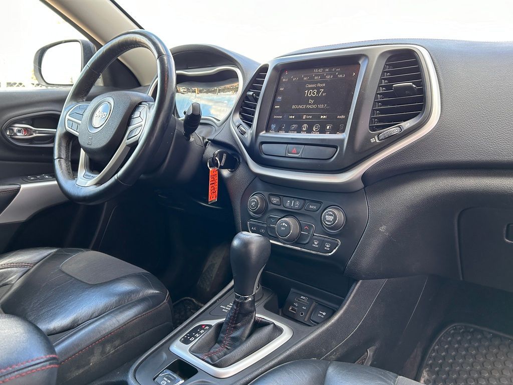 PauletteAuto's tweet image. With its rugged exterior design and advanced technology features, this SUV is perfect for adventure seekers and urban commuters alike. 

More information and photos:
buff.ly/3STtz6S