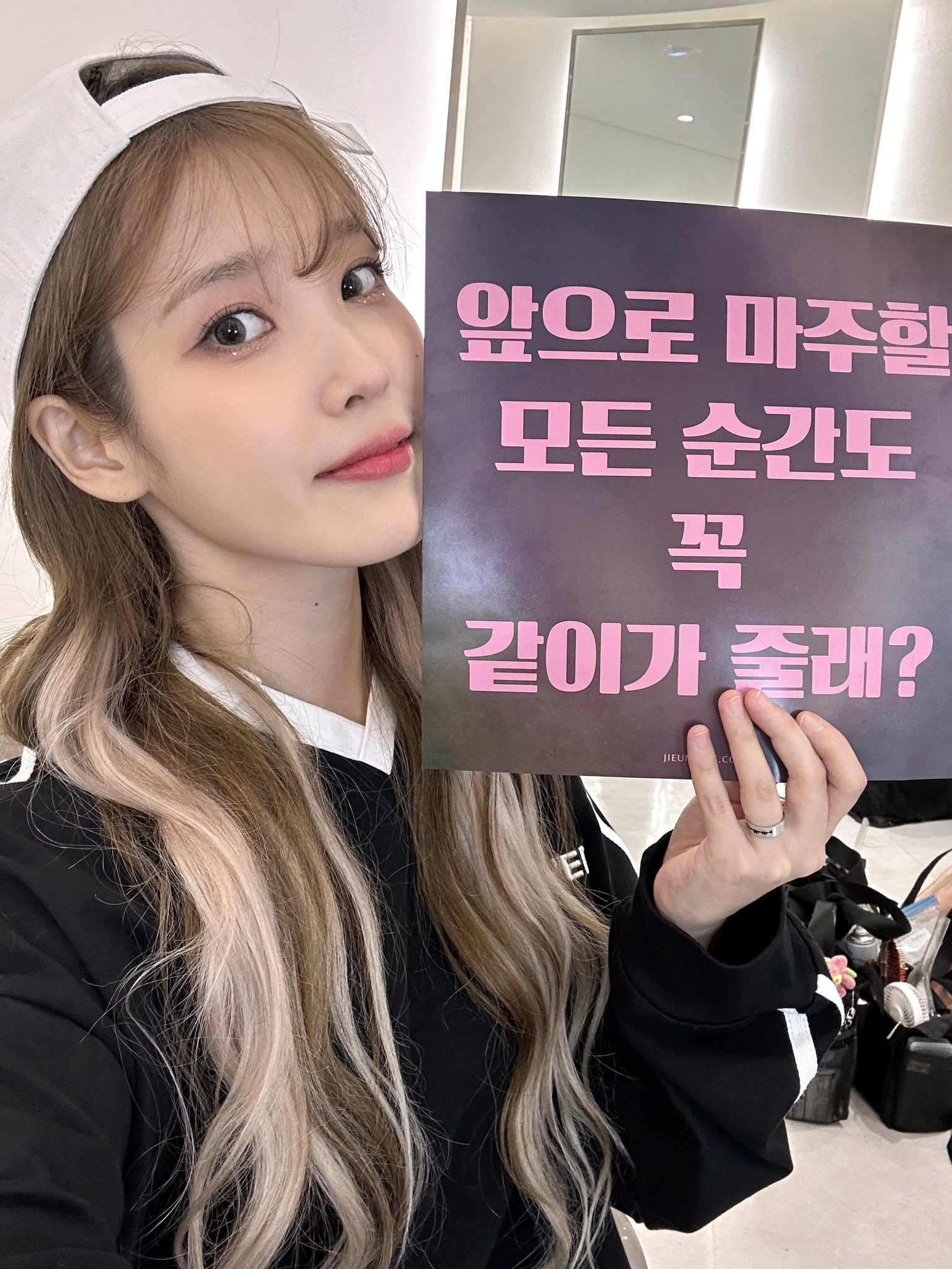 GHrJJyaagAANOy5?format=jpg&name=large