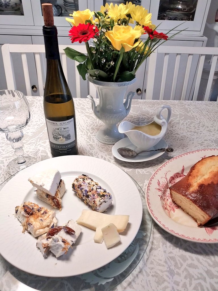 so_tourisme's tweet image. 🇫🇷 🇮🇹🍴 Pause gourmande, entre salé et sucré, France et Italie, mer et montagne 😊👌 Bel après-midi à toutes et à tous ! 😉 🙏 #Gastronomie #AltoAdige #fromage #pâtisserie #faitmaison