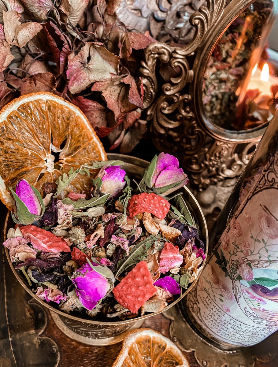 Herbs of Venus. The energy of attraction. To support a harmonious, passionate heart: 

aphrodisiacs:

kava kava 
blue lotus
damiana
catnip
cacao
rose

heart tonics:

motherwort
pau d’arco
hawthorn 
hibiscus 
chaste

reproductive:

red raspberry 
lady’s mantle
shatavari 
mugwort